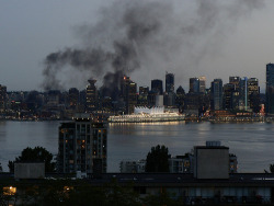 suicideblonde:  Riot fires in Vancouver around 9pm tonight Hockey
