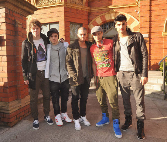hiandlow:  check out Jay’s hipster shirttt; me gustaaa.  I want Tom&rsquo;s