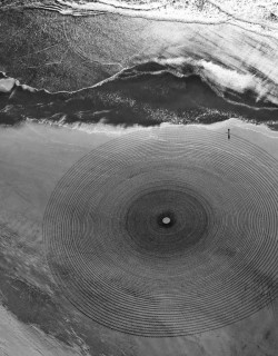andrewharlow:  Jim Denevan etches impermanent geometric drawings into California beaches 