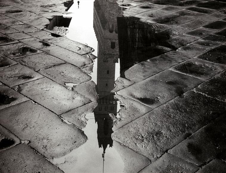 Vincenzo Balocchi
Le Campanile du Palazzo Vecchio se reflétant dans une Flaque d’eau, 1950s-1960s