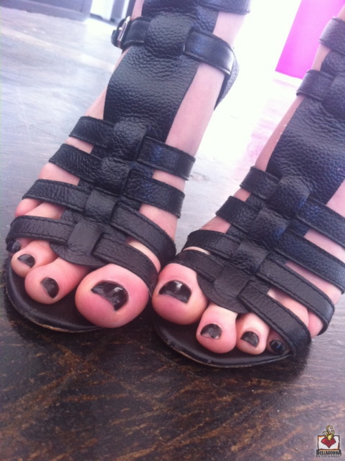 belladonnarocks:  Oh those toes…mmmmhhhhmmm.