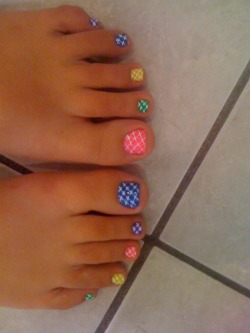 victoriaaaxo:  I got my toes painted! 