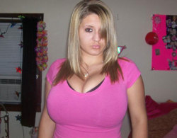 bigtittease:  Big and nice pink cleavage