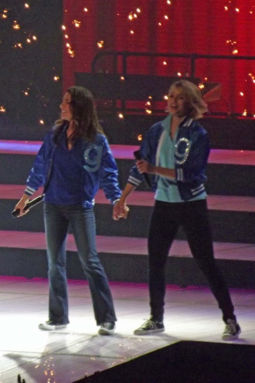quinnisgay:faberryachelelove:WE HAVE CONTACT!! ACHELE HAND HOLD 6/17/11And look at those beautiful s