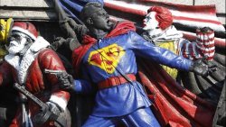 aitan:  An anonymous artist dubbed “the Banksy of Bulgaria” has  transformed statues of Red Army soldiers into superhero and cartoon  characters This is fucking epic on so many levels. (via emmanuelnegro) 