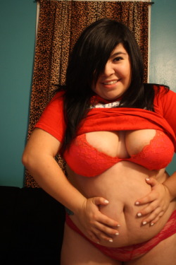 fuckyeahchubbygirls:  I’m celeste and I’m 19! This is one of the ONLY pictures ever taken of me where I acknowledge the fact that I have a belly and I love it! It was a big step to pose for a friend but after I did I felt super happy with myself!