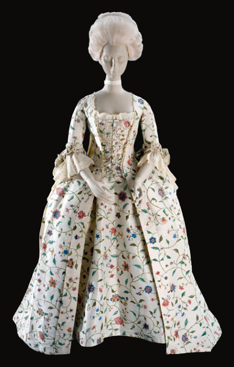 fripperiesandfobs: Robe a la francaise of Chinese painted silk ca. 1755 From Colonial Williamsburg