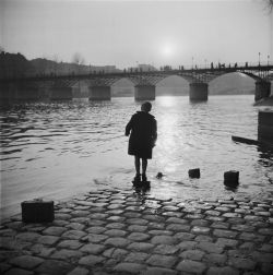 wonderfulambiguity:  Marcel Bovis, Quai du Louvre jeune garçon en train de pêcher, 1946 