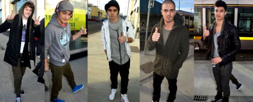 marchingtwobytwo:  Peace + Thumbs Up + Thumbs Up + Thumbs Up + Thumbs Up = The Wanted