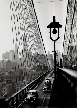 luzfosca:  Esther Bubley New York Harbor, Looking Toward Manhattan from the Footpath on Brooklyn Bridge, October, 1946 