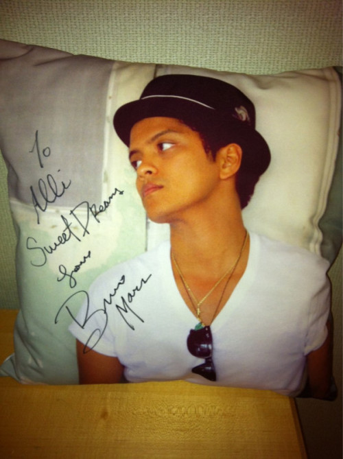 biutifulmess:  shesanartgeek:  Oh my f-kin gosh!!!!!!I want that!!!!!!!!!Who is this Alli???!!   how sweet! 