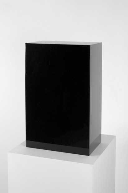 dotillus:  nowjohn mccracken, 2009polyester resin, fiberglass and plywood50,8 x 31,1 x 19,1 cm (source: almine rech gallery)   Wgniotło mnie w krzesełko. Coś wspaniałego!