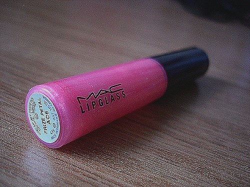 imuntouched-blog:  As garotas de hoje preferem ter mais beleza do que inteligência, pois sabem que os garotos de hoje mais enxergam do que raciocinam. 