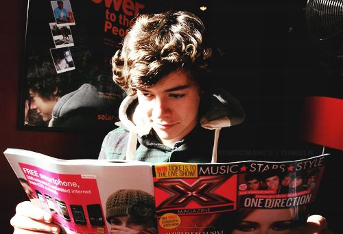 curls-and-stripes:  harry-styles-is-perfect:  1dbromance:  You know, just casually admiring himself.