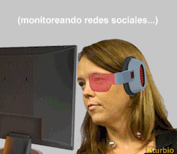 creepii:  padecirctm:  Mientras tanto… monitoreando las redes sociales.  JOAJOAJOAA paranoia y la csm!! xdd 
