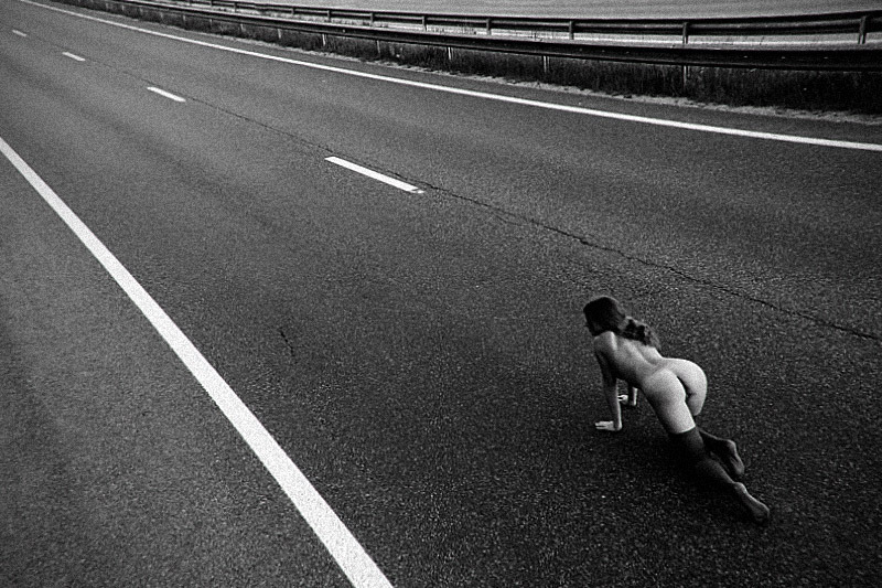 nackt auf der autobahn. ganz ganz tolles foto! 