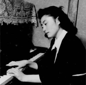 Yoko Ono at the piano