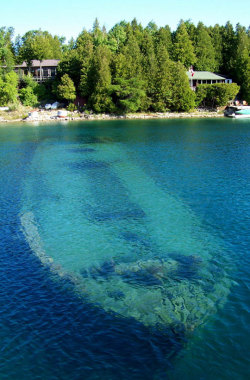 oroxine:  Sunken boat makes the beach look