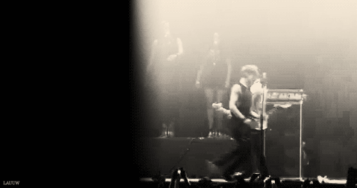 tommcfly:  foreverwithyounicholas:  haha :)  At least our lovely singers are taking