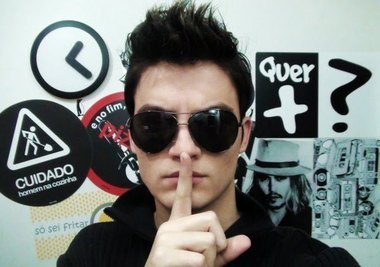 imperfeita-menina:  Amiguinho deixa eu explicar para você o conceito de “pegar alguma coisa”. Você pega uma maça, você pega uma banana, você pega alguma coisa. Quando você vai pegar uma mulher, um beijinho na boca, você não pegou porra nenhuma.