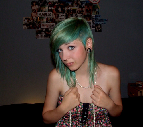 iwishtobeasailor:  I can’t seem to stay happy. turqoise hair<3 