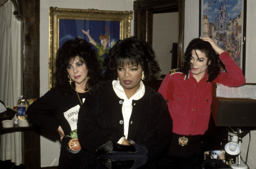 jackiedaniels:  crissle:  This may be the single most epic photograph ever taken.  Oprah is EVERYTHI