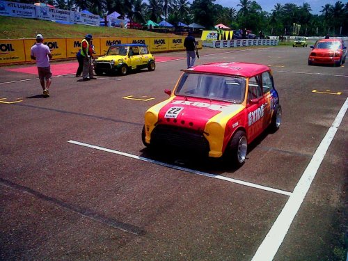 Mahen ready to take off with our cam fixed inside, at the SL-A race in Pannala [May 22nd].