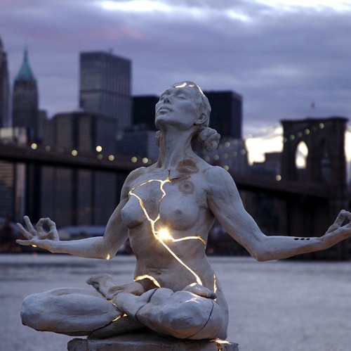 littletrenchcoatangel:poorartists:Paige Bradley created one of the most striking sculptures I’