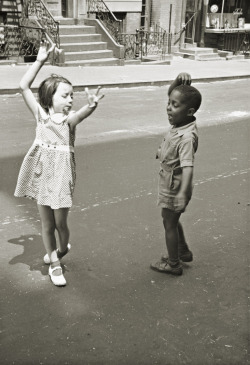 untitled photo by Helen Levitt, NY 1940