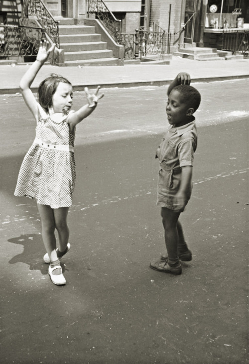 Porn photo untitled photo by Helen Levitt, NY 1940