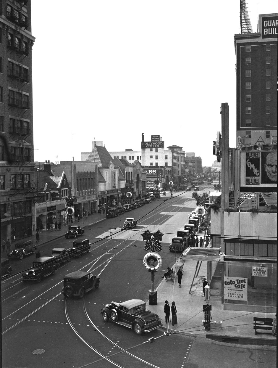 memoriastoica:
“ Photograph from 1932 looking west from Hollywood and Vine from CoCo Tree Cafe.
”