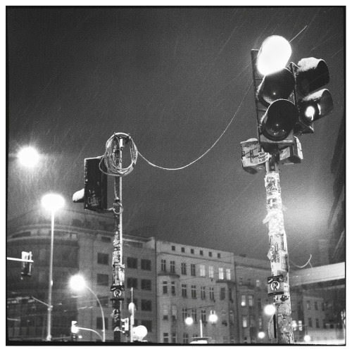 Hommage to Saul Leiter.January 2010, Rosa-Luxemburg Platz, Berlin. Tam, gdzie tkwiliśmy, linia krawężnikaBiała od pyłu. I widok w tej rynnie: Tłum, bezlik ludzi, co jak rzeka płynie, Miasto wieczorne w tle się z niebem styka.  [Georg Heym].