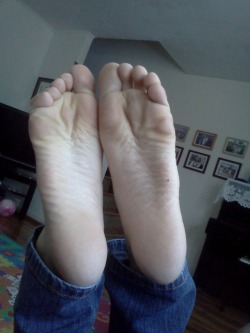 shirleysays:  hey,my feet look really big here ! :) jajaja, that’s what size 8-8.5 feet look like 