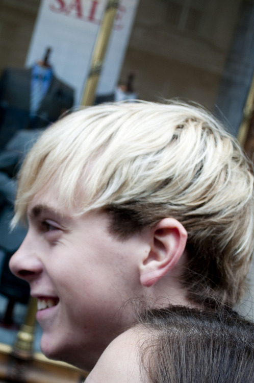 floozywarbler:A blurry one of Riker. It didn’t focus properly but he still looks super adorable with