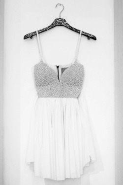 summmerismyforever:  HIPSTER DRESS GIVEAWAY! and i always folllow back! THIS IS; a beautiful dress, i bought it for a party online and it looked bad on me, so im giving it away! dont ask me where i got it because my mom got me it so i have no clue. but