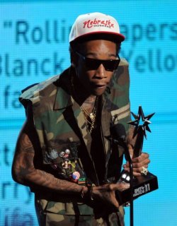 theyoungkiddjwarp:  Wiz wins “Best New Artist” at the 2011 BET Awards!  