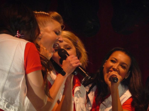 Lol, Di is looking at me, though. And Naya is looking at HeMo. HeYa and MeGron = OTPs.