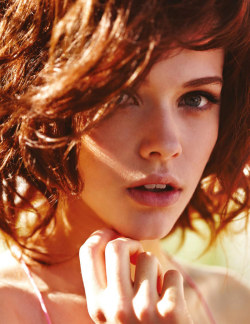 lavidaesbellaypreciosa:  vivienneg:  Victoria Lee by Wee Khim L’Officiel Singapore June/July 2011  Que bonita 