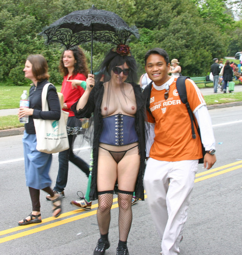 Just some friendly people at Bay to Breakers in 2008, including a gothy girl showing off her bare ti