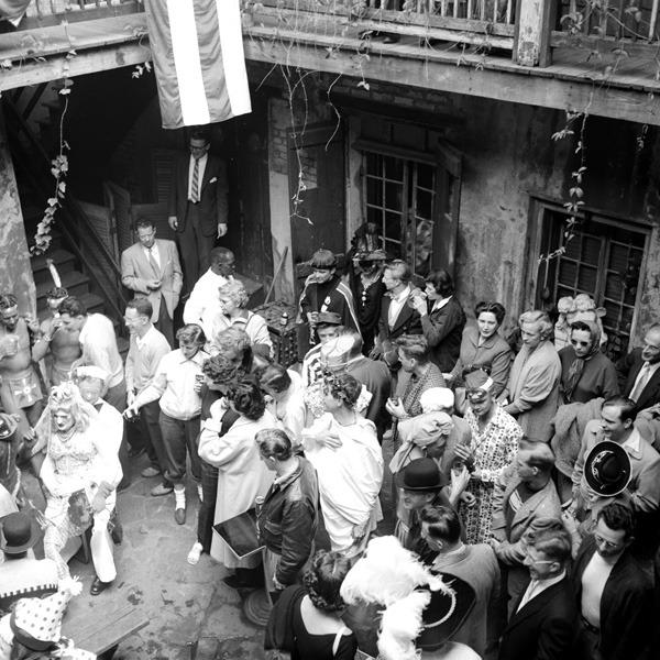 jonnodotcom:  “Dixie’s bar in 1950s New Orleans, one of the few places in the