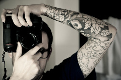 nlarva:  UFF &lt;3 THE PERFECTION IN A MEN.. A  CAMERA AND MANY TATTOS… 