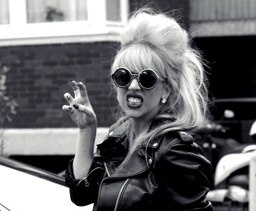  “Acredite em si mesmo,pois até sua sombra te abandona no escuro.” Lady Gaga 