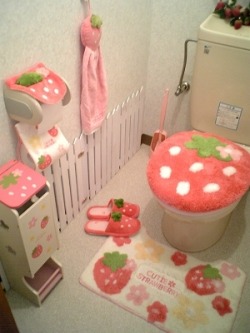 dancingphantom:  milky-planet:  gratuitous picture of your bathroom  OMFGLJKASDFJKLASDFJKLSDF I WANT NEED THIS BATHROOM! I’m just gonna drool and stare at this now…. excuse me while i haz a strawberrygasm 
