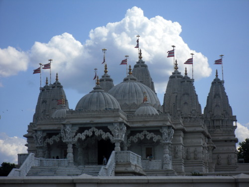 Swaminarayan Temple (Neasden, North London) The biggest Hindu temple outside India is in London. It 