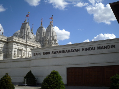 Swaminarayan Temple (Neasden, North London) The biggest Hindu temple outside India is in London. It 