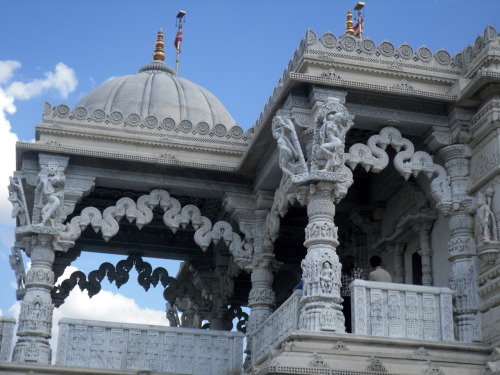 Swaminarayan Temple (Neasden, North London) The biggest Hindu temple outside India is in London. It 