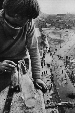 scanzen:  The Battle of Bogside #2. Photo: Clive Limpkin. In: Photo, 1973/4. 