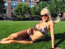 Andrew Schneider came up with a concept for a solar powered bikini capable of charging gadgets like cell phones and mp3 players. Andrew Schneider ha avuto questa fantastica idea, un bikini capace di ricaricare lettori mp3, cellulari e altri oggetti che