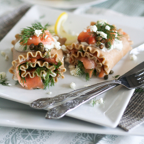 hikikomorix:  allyou-caneat:  Smoked Salmon Lasagna Rolls-4 (by The Healthy Foodie)  uhhhh 