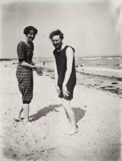 Virginia Woolf &Amp;Amp; Clive Bell On The Beach At Studland Bay, Dorset 